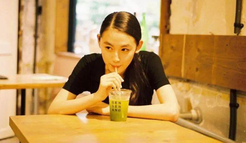 發(fā)朋友圈曬喝奶茶的短句，喝奶茶發(fā)朋友圈的句子